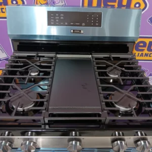 GE 30" Free-Standing Gas Convection Range with EasyWash™ Oven Tray and No Preheat Air Fry GGF600AVSS - New in Box - Image 5